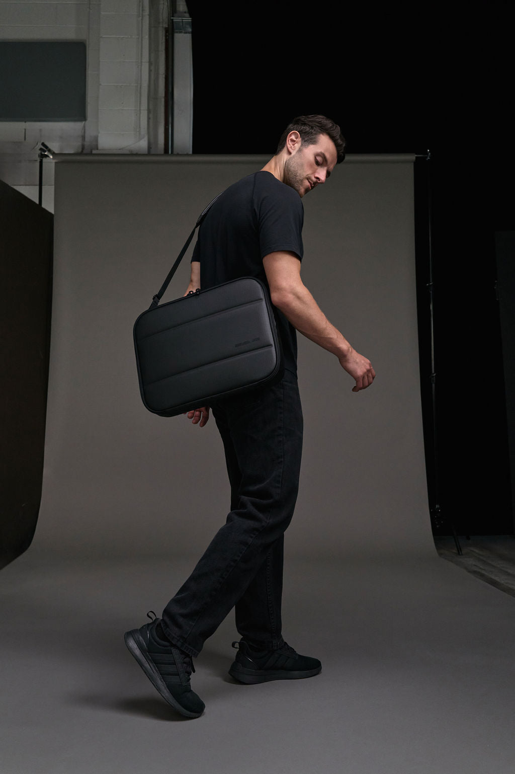 3064™ Laptop Messenger 18"